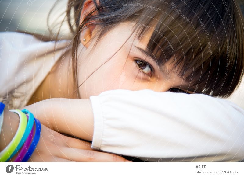 Porträt eines süßen kleinen Mädchens mit bunten Armbändern auf dem Arm Lifestyle Gesicht Kind Frau Erwachsene Kindheit Arme brünett niedlich Gefühle Farbe