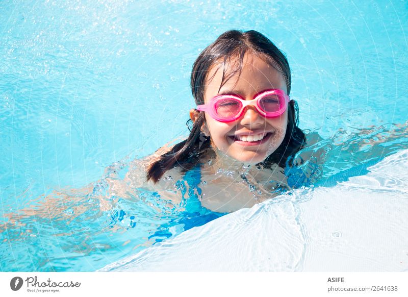 Lustiges kleines Mädchen, das im Pool schwimmt. Lifestyle Freude Glück schön Erholung Schwimmbad Freizeit & Hobby Spielen Ferien & Urlaub & Reisen Sommer Sport
