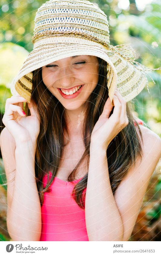 Glückliches Mädchen mit Pamela lachend Freude schön Sommer Mensch Frau Erwachsene Hand Natur Baum Park Lächeln niedlich grün rosa Beautyfotografie Auge hübsch
