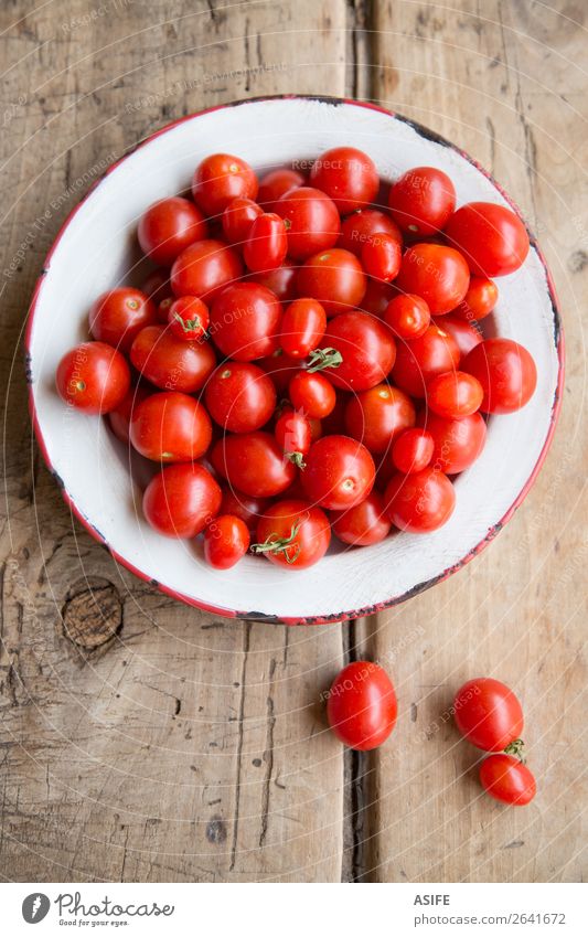 Kirschtomaten aus meinem Obstgarten Gemüse Vegetarische Ernährung dreckig frisch klein natürlich rot Tomate Kirsche Lebensmittel reif Gesundheit Salatbeilage