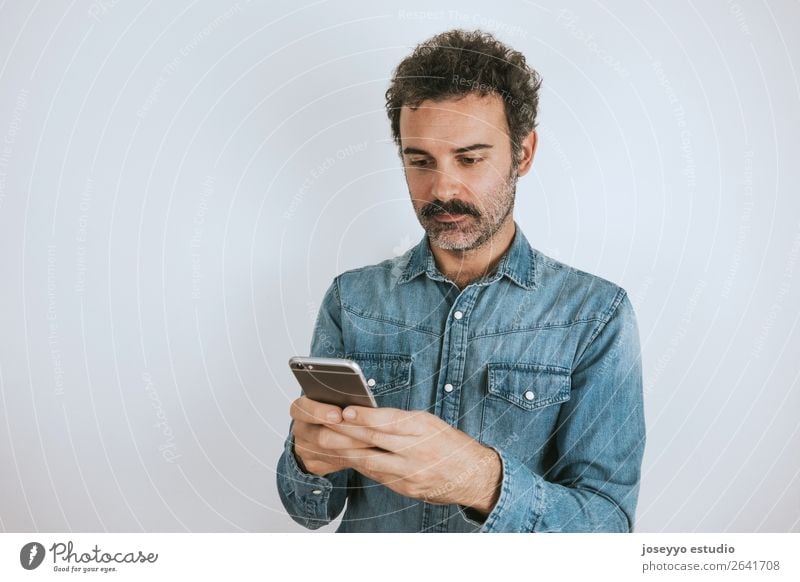 Porträt eines Mannes mit Schnurrbart auf seinem Smartphone. Lifestyle Gesicht Handy PDA Mensch Erwachsene Mode Hemd stehen Coolness trendy selbstbewußt