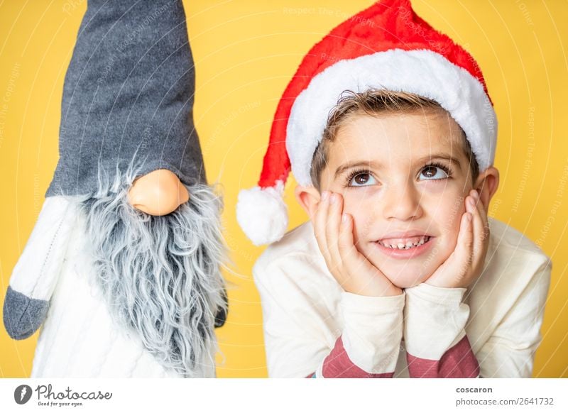 Kind und Zwerg mit gelbem Hintergrund am Weihnachtstag Lifestyle Design Freude Glück schön Gesicht Freizeit & Hobby Winter Dekoration & Verzierung