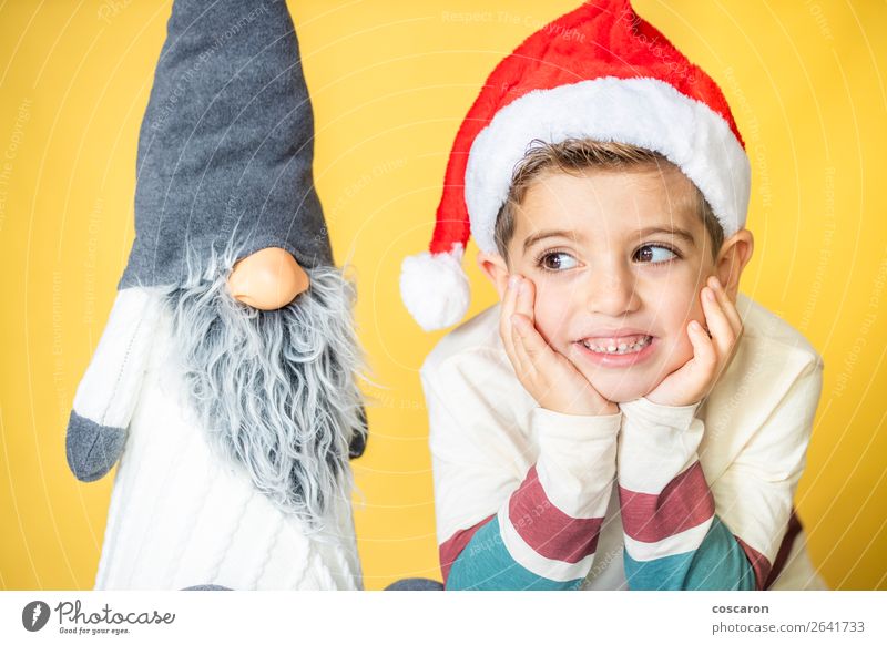 Kind und Zwerg mit gelbem Hintergrund am Weihnachtstag Design Freude Glück schön Gesicht Winter Dekoration & Verzierung Feste & Feiern Weihnachten & Advent