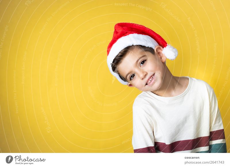 Liebenswertes Kind mit Santa´s Hut am Weihnachtstag. Stil Design Glück Winter Feste & Feiern Weihnachten & Advent Silvester u. Neujahr Mensch Kleinkind Junge