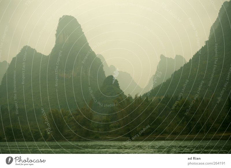 Yangshuo Natur Landschaft Pflanze Wolken Horizont schlechtes Wetter Nebel Wald Urwald Hügel Felsen Berge u. Gebirge Küste Flussufer Lijang Fluss natürlich