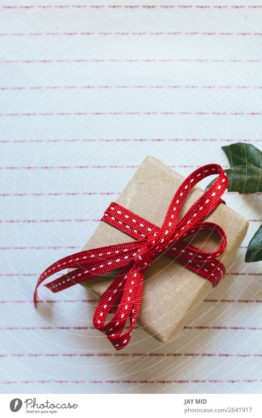 Geschenkbox, verpackt in Recyclingpapier und roter Schleife Brötchen kaufen elegant Valentinstag Muttertag Ostern Erntedankfest Weihnachten & Advent