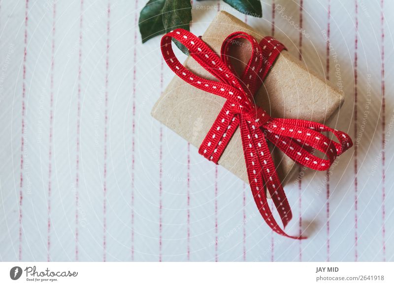Geschenkbox, verpackt in Recyclingpapier und roter Schleife Brötchen kaufen elegant Feste & Feiern Valentinstag Muttertag Erntedankfest Weihnachten & Advent