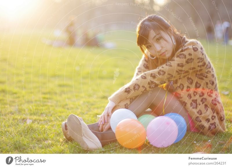Spring Spring Spring XII Junge Frau Jugendliche Erwachsene 1 Mensch 18-30 Jahre Erholung Park Wiese Luftballon sitzen Chinese mädchenhaft Sonnenstrahlen