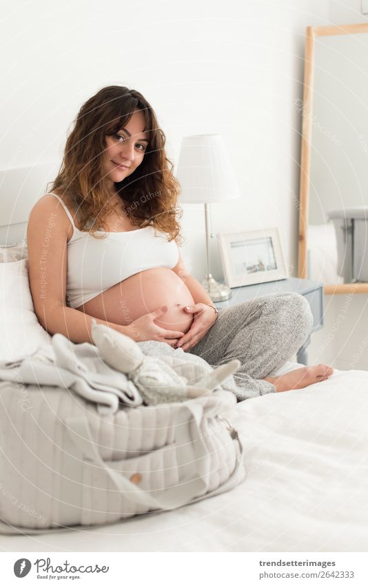 Nackte Schwangere Frau In Der Dunkelheit Auf Dem Sofa Ein Lizenzfreies Stock Foto Von Photocase 