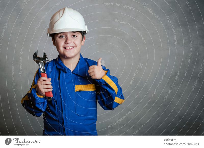 lächelndes Kind mit weißem Helm und haltendem Schraubenschlüssel Freude Arbeit & Erwerbstätigkeit Baustelle Werkzeug Hammer Mensch maskulin Junge Vater