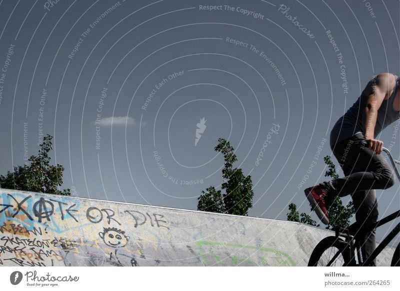 Fly or Die BMX Sport Fahrrad Junger Mann Jugendliche sportlich muskulös 1 Mensch Fahrradfahren Beton Graffiti springen Abenteuer Textfreiraum maskulin