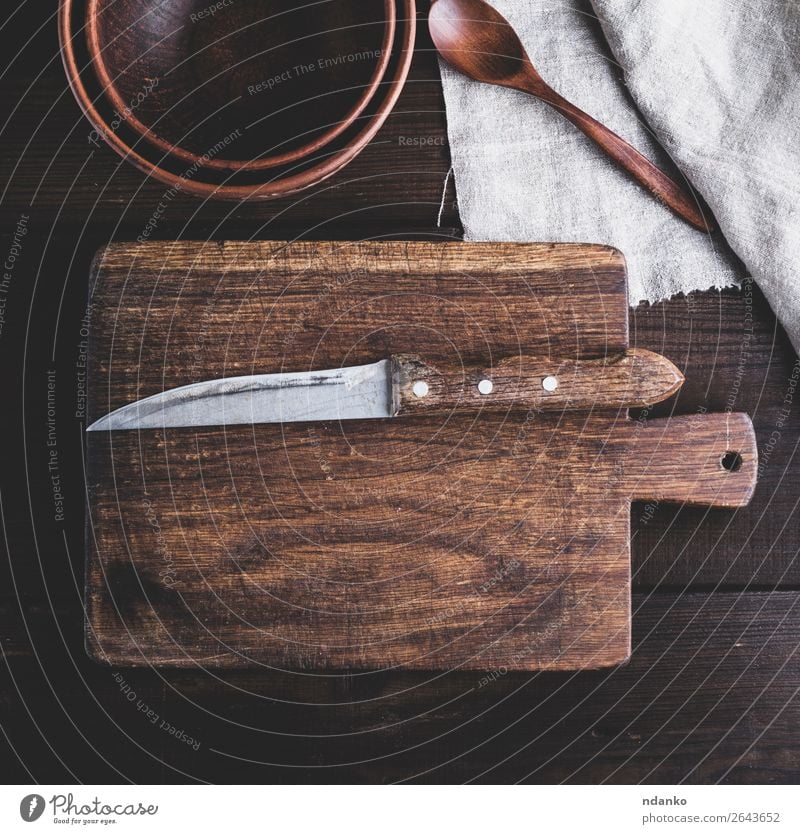 Küchenbraunes Schneidebrett mit Griff und Messer Teller Schalen & Schüsseln Natur Holz alt retro Hintergrund blanko Holzplatte zerkleinernd Koch