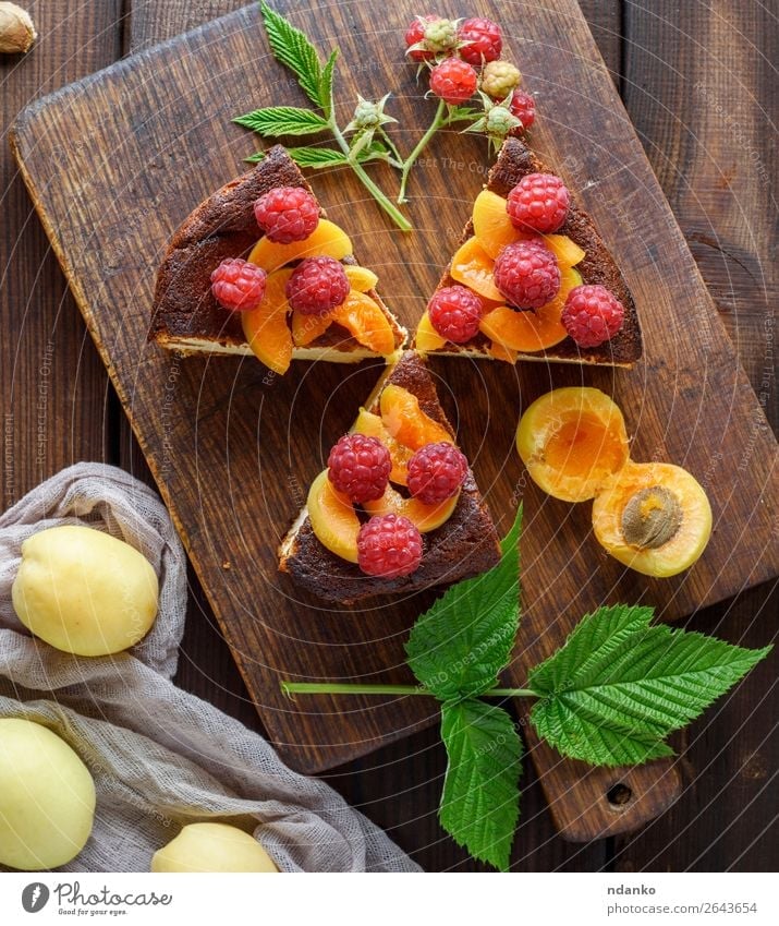 Kuchen mit Himbeeren und Aprikosen Käse Milcherzeugnisse Frucht Dessert Ernährung Tisch Holz Essen frisch lecker braun rot weiß Farbe Feinschmecker Backwaren