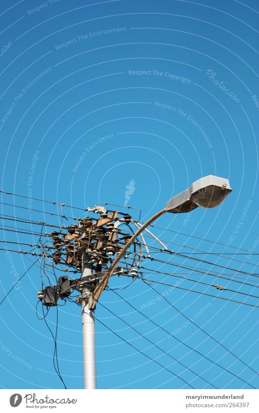 kabelsalat. Energiewirtschaft Stadtzentrum überbevölkert verrückt blau Straßenbeleuchtung Elektrizität Strommast Himmel himmelblau Kabel elektrisch
