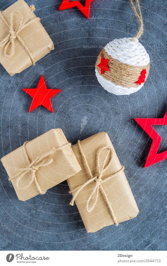 Einige Weihnachtsgeschenke in dekorativen Boxen auf dunklem Hintergrund kaufen Stil Design Winter Dekoration & Verzierung Feste & Feiern Weihnachten & Advent