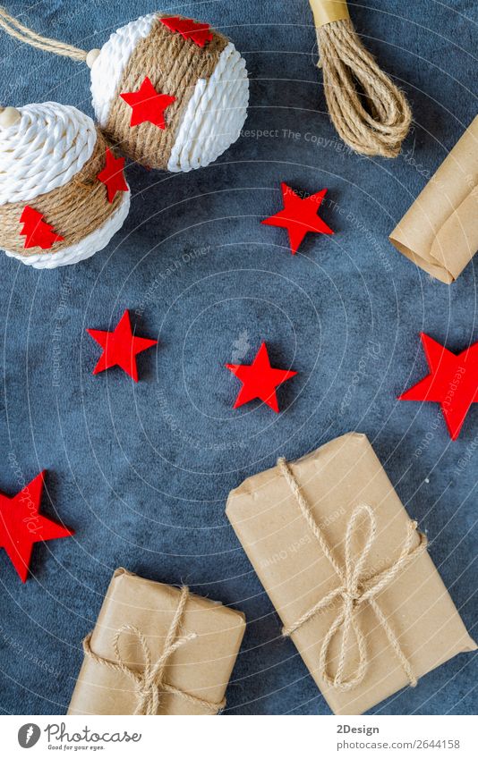 Einige Weihnachtsgeschenke in dekorativen Boxen auf dunklem Hintergrund kaufen Stil Design Winter Dekoration & Verzierung Feste & Feiern Weihnachten & Advent