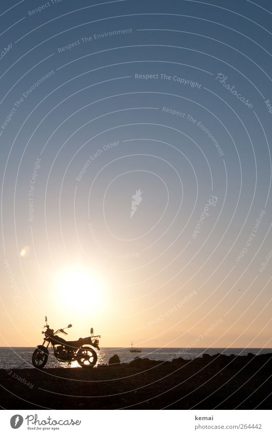 Biker-Romantik Wasser Wolkenloser Himmel Horizont Sonne Sonnenaufgang Sonnenuntergang Sommer Schönes Wetter Küste Meer Motorrad Wasserfahrzeug leuchten dunkel