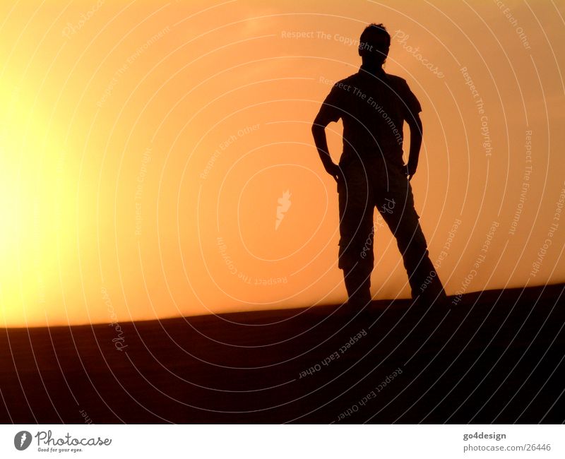 Wüstenmensch Mann Physik Einsamkeit ruhig Dubai Abenddämmerung Sonne Sonnenuntergang Silouette Sand Wärme Sundowner leer