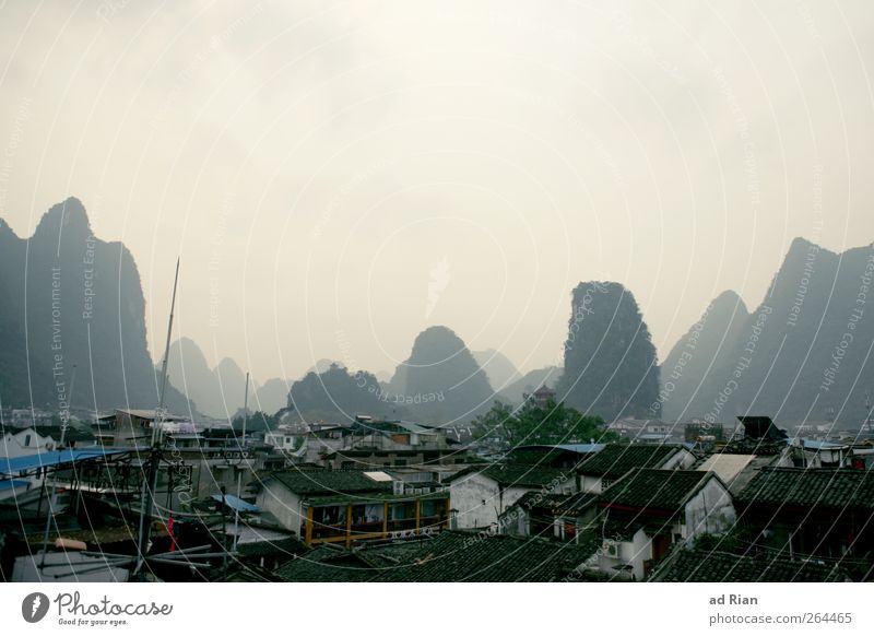 hinter sieben Bergen. Landschaft Himmel Hügel Felsen Berge u. Gebirge Karstlandschaft Yangshuo China Guilin Stadt Haus Dach Dunst Nebel Farbfoto Außenaufnahme