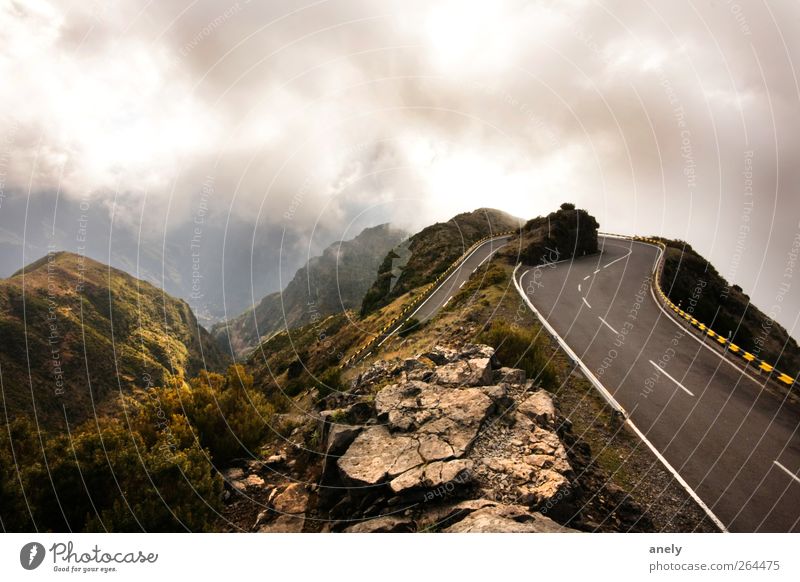 180° Landschaft Himmel Wolken Wetter Nebel Berge u. Gebirge Straße Hochstraße Kurve dunkel braun umkehren Felsen Madeira Gipfel steil Kontrast Farbfoto