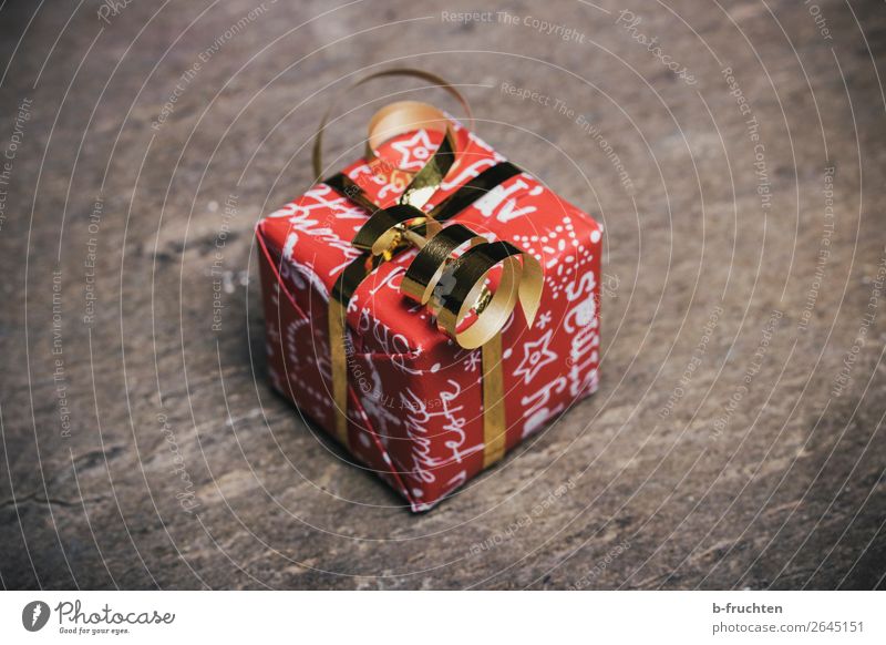Weihnachtsgeschenk kaufen Reichtum Geld sparen Feste & Feiern Weihnachten & Advent Verpackung Paket Schleife warten einfach Billig gold rot Solidarität