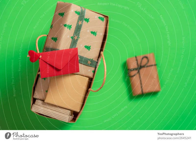 Einkaufstasche mit Geschenken und Umschlag. Draufsicht mit Kopierbereich. Feste & Feiern Weihnachten & Advent Paket Fröhlichkeit grün rot Überraschung Tradition