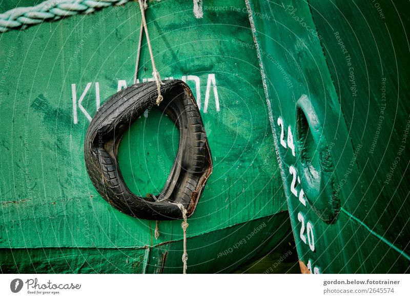 Reifenabnutzung Schifffahrt Fischerboot Gummireifen Metall Stahl Kunststoff alt kaputt grau grün schwarz silber weiß authentisch Farbfoto Außenaufnahme