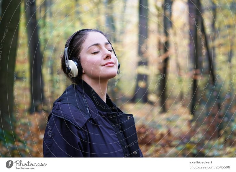 junge Frau mit Kopfhörer im Wald Lifestyle harmonisch Wohlgefühl Zufriedenheit Erholung Freizeit & Hobby Entertainment Musik Mensch feminin Junge Frau