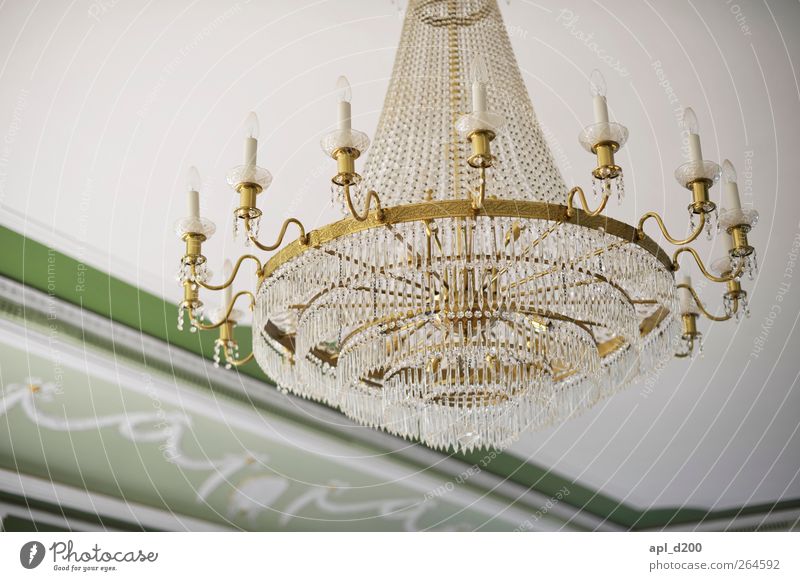 Leuchte elegant Wohnung Innenarchitektur Lampe Palast Burg oder Schloss hängen alt ästhetisch authentisch gelb grün weiß Kraft Macht Zufriedenheit Leuchter
