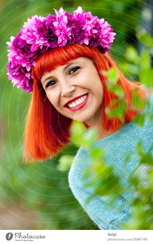Attraktives rothaariges Mädchen mit Blumenkranz Lifestyle Stil Freude Glück schön Haare & Frisuren Gesicht Wellness ruhig Sommer Mensch Frau Erwachsene Park