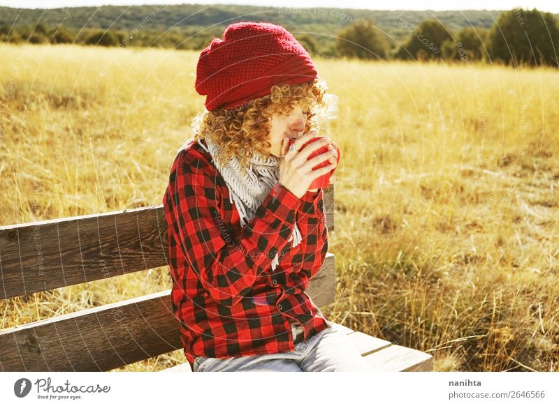 Porträt einer jungen Frau, die im Freien Kaffee trinkt. Frühstück Getränk trinken Heißgetränk Tee Lifestyle Leben Erholung ruhig Freiheit Sonnenbad Mensch