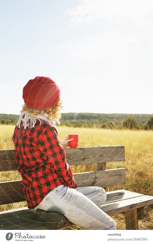 Eine junge Frau von hinten in einem rot karierten Hemd. Frühstück trinken Heißgetränk Kaffee Tee Lifestyle Gesundheit Wellness Leben Erholung ruhig