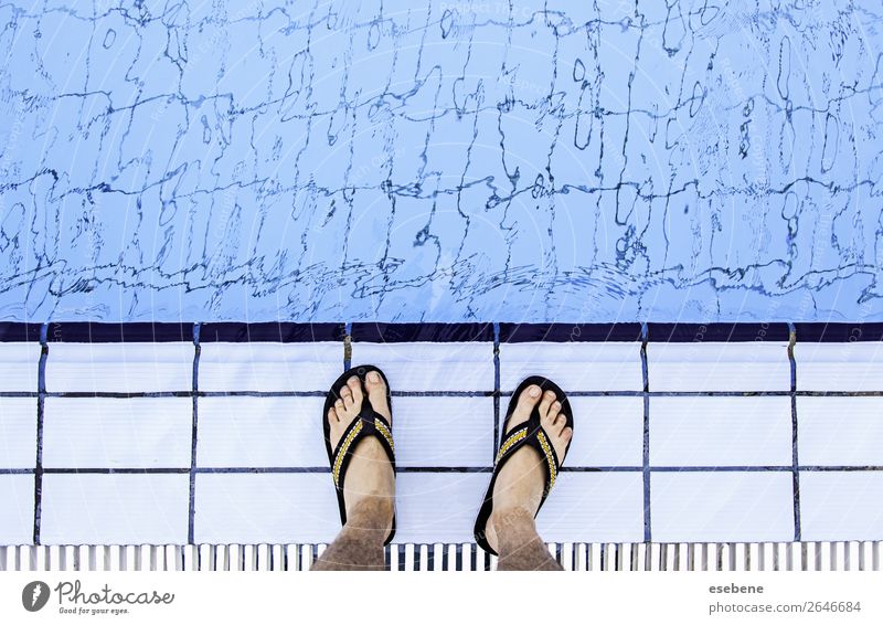 Männerfüße im Poolwasser Lifestyle Freude schön Körper Pediküre Erholung Spa Schwimmbad Freizeit & Hobby Ferien & Urlaub & Reisen Sommer Meer Mensch Frau