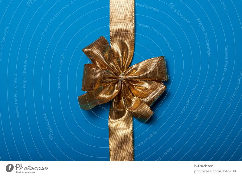 goldene Geschenkschleife auf blauem Hintergrund Feste & Feiern Verpackung Dekoration & Verzierung Schleife Neugier Überraschung Erwartung geheimnisvoll kaufen