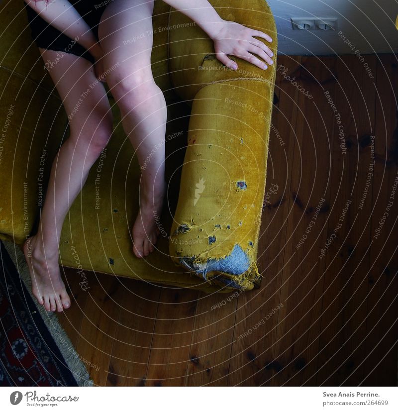 wohn.sitz. maskulin Junge Frau Jugendliche Gesäß Beine Fuß nackt 1 Mensch 18-30 Jahre Erwachsene Haus Raum Sessel Sofa Teppich Holzbrett Holzfußboden sitzen