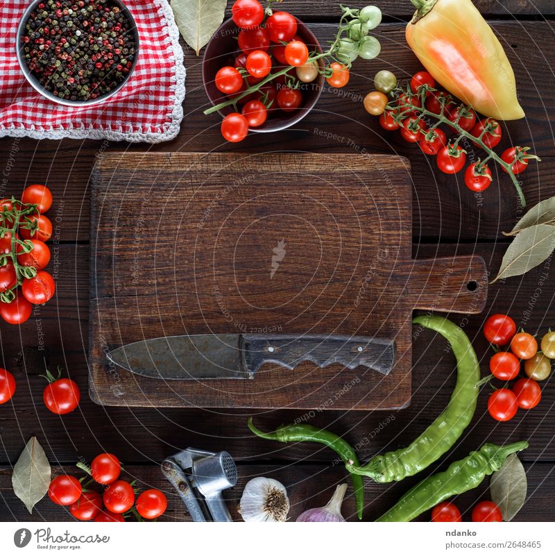 leerer Küchenschnitt und frische rote Kirschtomaten Gemüse Kräuter & Gewürze Ernährung Mittagessen Vegetarische Ernährung Messer Tisch Holz Essen oben braun