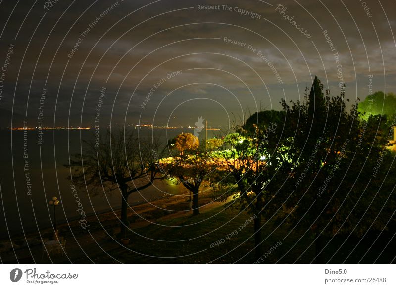 Gardasee Nightshot Italien Nacht See Licht Langzeitbelichtung Lampe Baum Wolken Unwetter Stadt Dorf Europa Wasser Küste