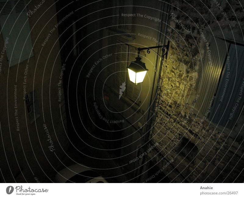 Licht im Dunkel Frankreich Erkenntnis dunkel Nacht Steinmauer Laterne Architektur Altstadt alt