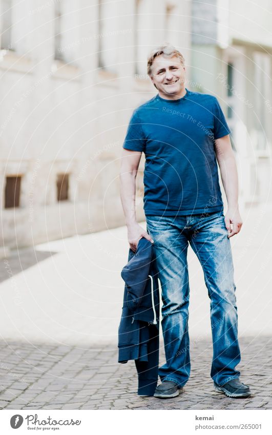 Blaumann Lifestyle Stil Städtereise maskulin Mann Erwachsene Leben Körper Kopf Gesicht Arme Beine Fuß 45-60 Jahre Mode T-Shirt Jeanshose Jacke grauhaarig