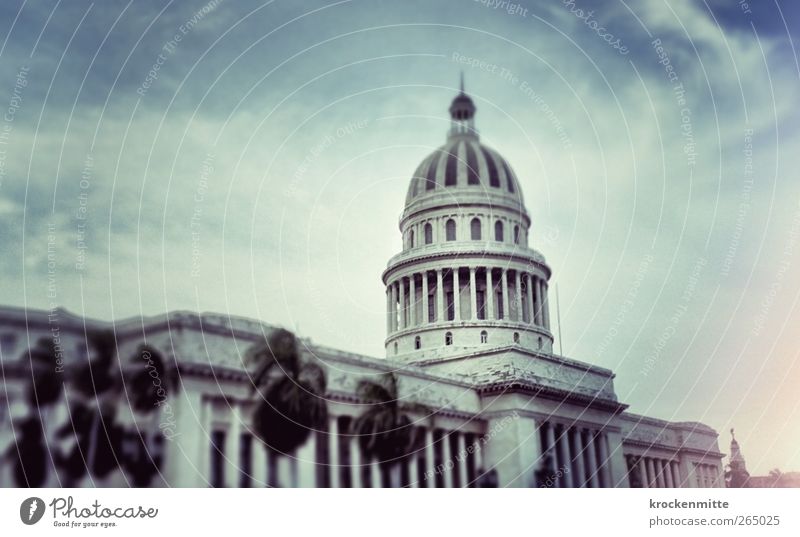 El Capitolio de La Habana Havanna Kuba Stadt Hauptstadt Stadtzentrum Haus Bauwerk Gebäude Architektur Dach Säule blau Palme Wolken Regierungssitz Parlament