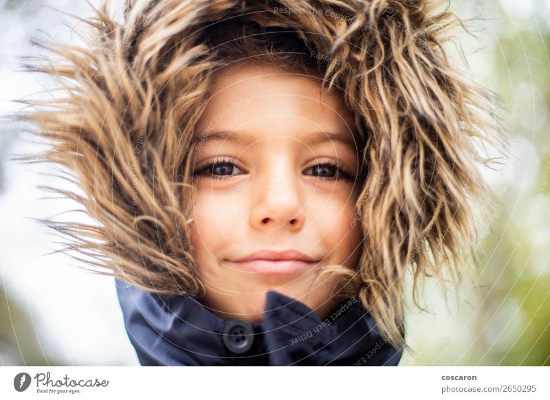 Gutaussehender Junge mit Haarhaube an einem kalten Tag Lifestyle Glück schön Gesicht Ferien & Urlaub & Reisen Winter Schnee Winterurlaub Kind Mensch Baby