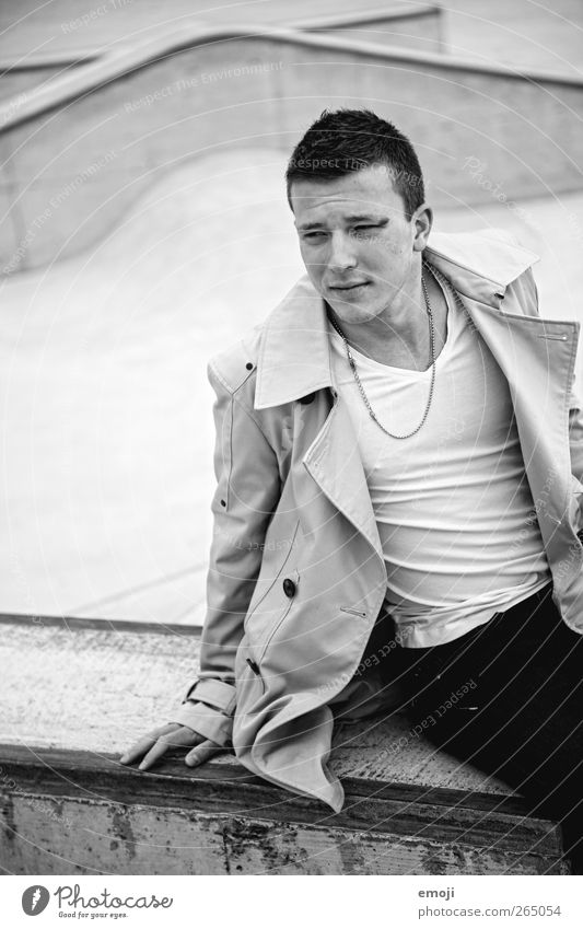 BW maskulin Junger Mann Jugendliche 1 Mensch 18-30 Jahre Erwachsene Mode Jacke ästhetisch schön sitzen Beton Stadt Schwarzweißfoto Außenaufnahme