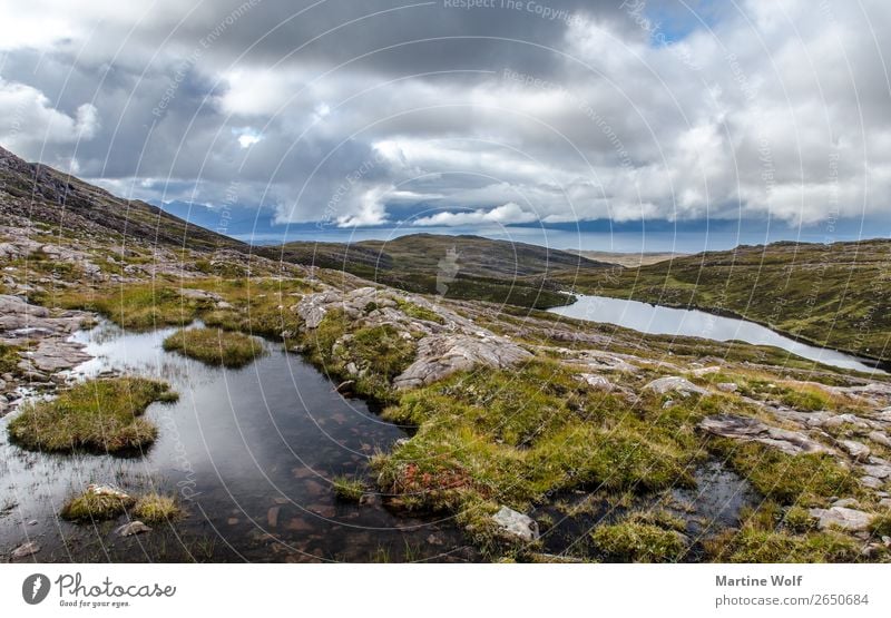 Applecross 2 Umwelt Natur Landschaft Hügel Felsen Berge u. Gebirge Highlands Teich Großbritannien Schottland Europa wild Einsamkeit abgelegen Wildheit Farbfoto