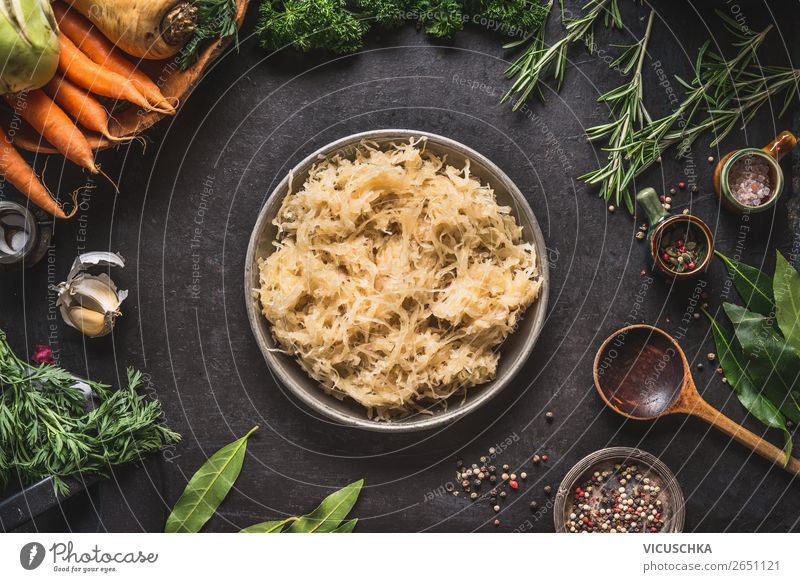 Sauerkraut in der Schüssel auf dunklem Küchentisch Lebensmittel Gemüse Kräuter & Gewürze Ernährung Bioprodukte Vegetarische Ernährung Diät Geschirr Stil Design