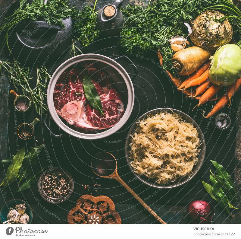 Rinder Beinscheibe in Topf mit Gemüse auf dem Küchentisch Lebensmittel Fleisch Kräuter & Gewürze Ernährung Abendessen Bioprodukte Diät Slowfood Geschirr