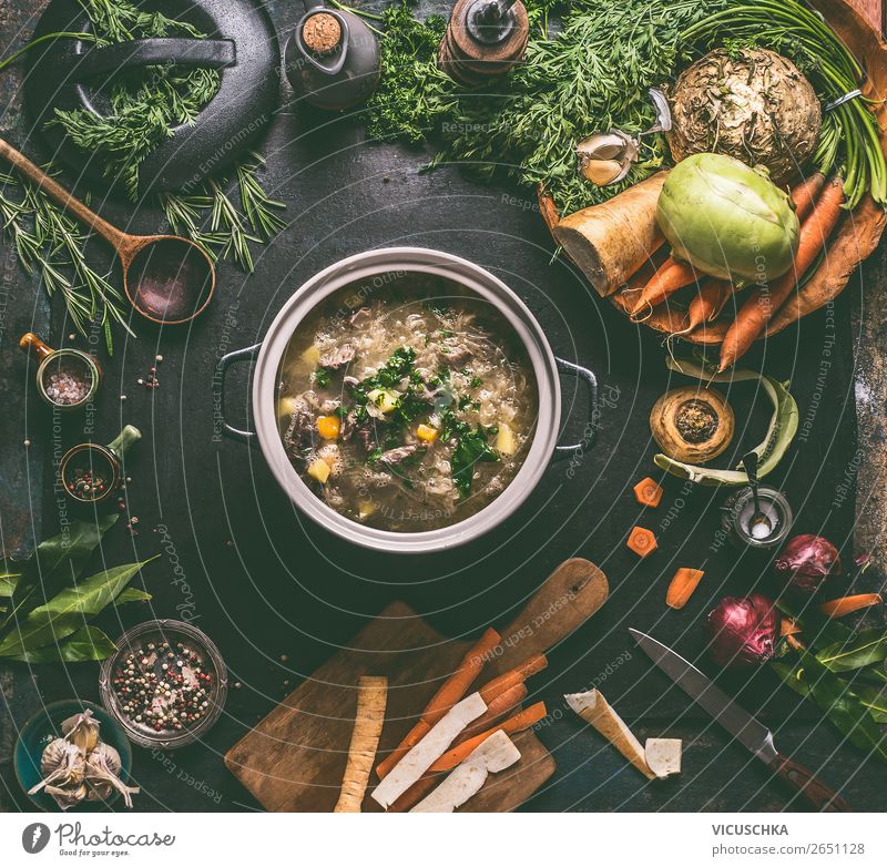 Kohl-Suppe oder Eintopf mit Zutatan Lebensmittel Fleisch Gemüse Ernährung Mittagessen Bioprodukte Geschirr Topf Design Häusliches Leben Tisch Restaurant Stil