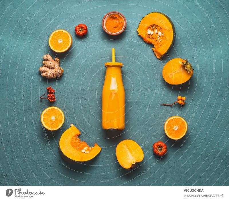 Orange Smoothie in Flasche mit Zutaten Lebensmittel Gemüse Frucht Kräuter & Gewürze Ernährung Bioprodukte Vegetarische Ernährung Diät Getränk