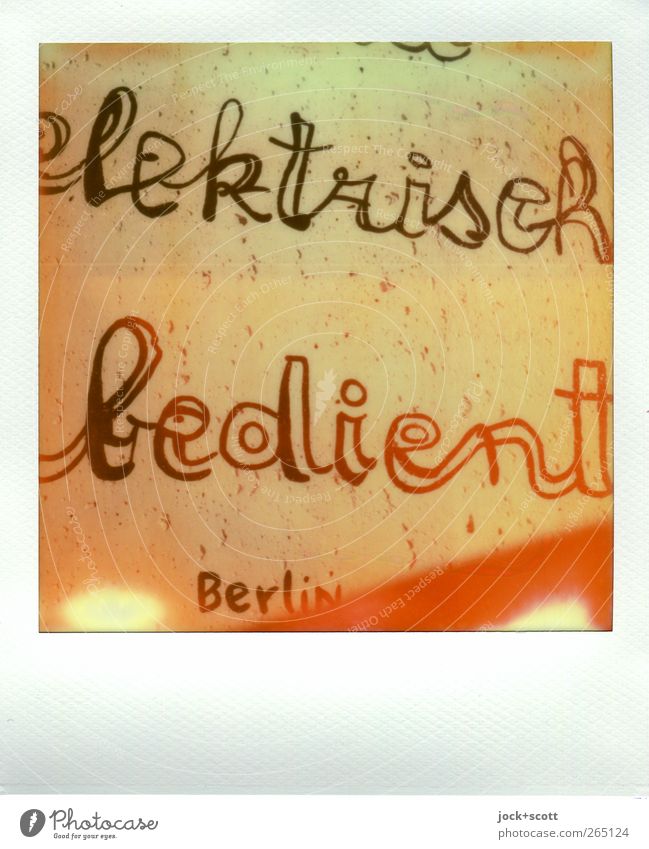 elektrisch bedient steht auf der Berliner Mauer Stil Streifen lesen positiv trashig braun Kreativität Kunst Farbfehler Versuch fehlerhaft Aussage Wortspiel