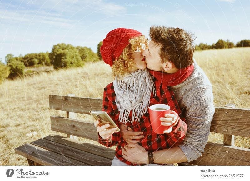 Ein junges Paar in der Liebe küsst sich. Kaffee Tee Lifestyle Glück Leben Erholung ruhig Sonnenbad PDA Mensch maskulin feminin Frau Erwachsene Mann 2