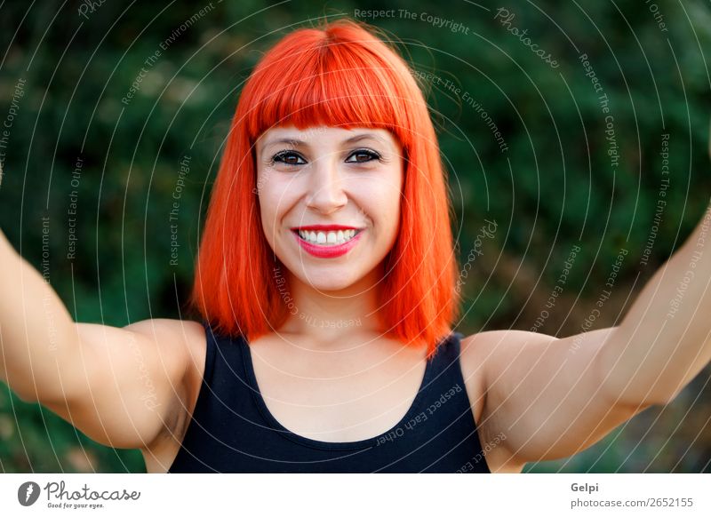 Aufgeregte Frau mit roten Haaren Lifestyle schön Körper Gesicht Wellness Windstille Ferien & Urlaub & Reisen Freiheit Sommer Mensch Erwachsene Natur Wald Fluss